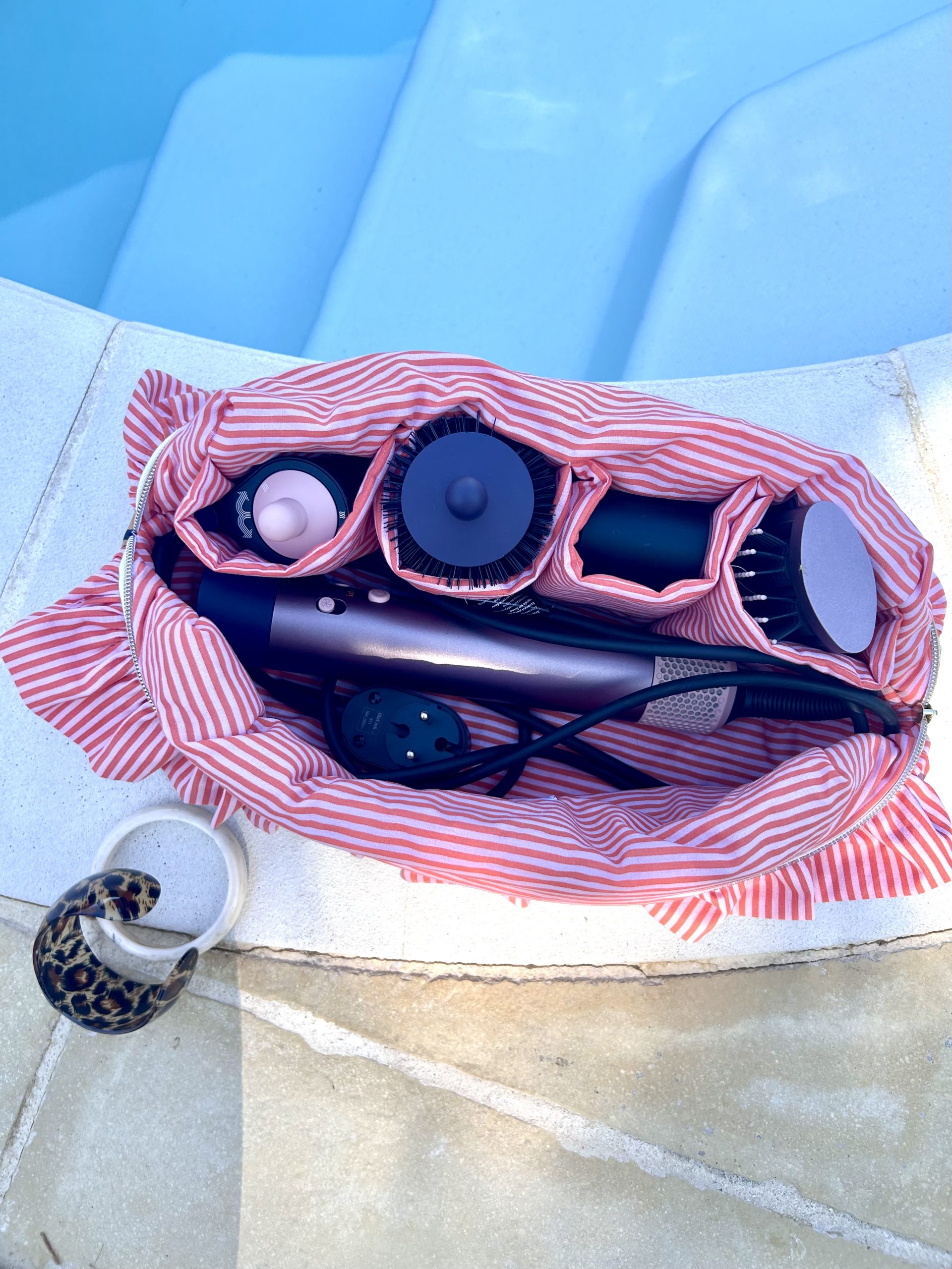 Trousse de rangement compatible avec le Dyson Airwrap® - volant ligné orange vertical – Image 3