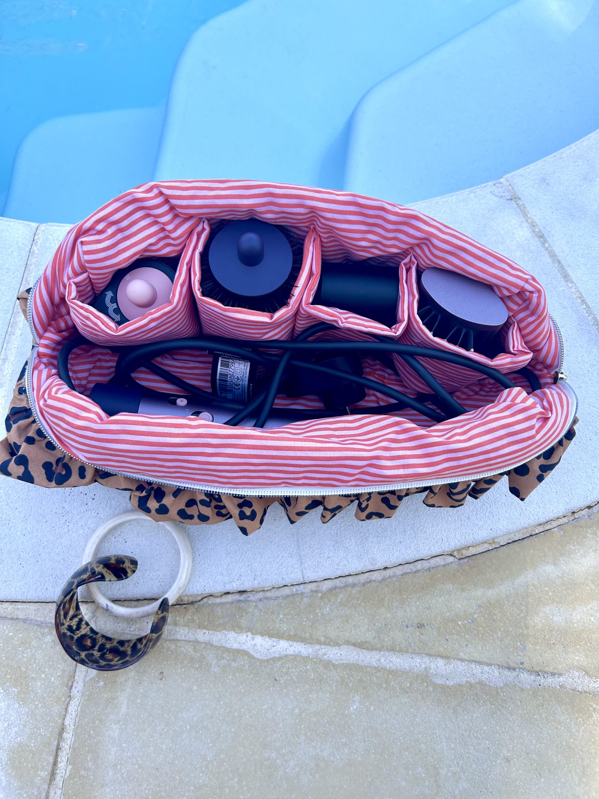 Trousse de rangement compatible avec le Dyson Airwrap® - volant ligné orange horizontal – Image 2